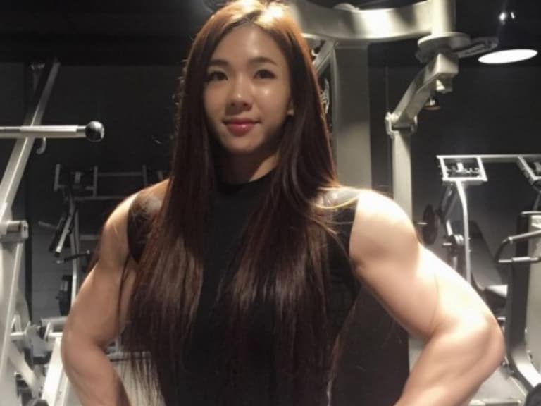 韓國正妹擁有甜美的娃娃臉,脖子以下的身材卻讓人嚇到退後 3 步...