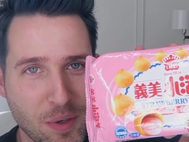 美國網路紅人試吃台灣零食　一口接一口的居然是你我都熟悉的...