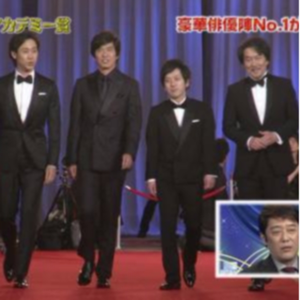 日本傑尼斯偶像團體「嵐」的成員二宮和也帥氣走紅毯　身高卻遭到公開處刑...