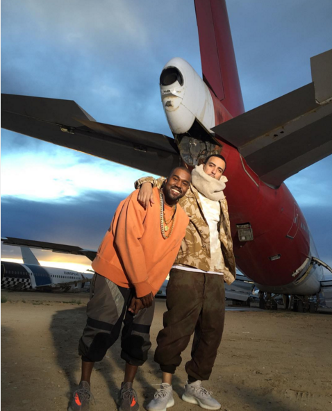 首度曝光！肯伊威斯特穿著新款 Yeezy 350 Boost 現身！