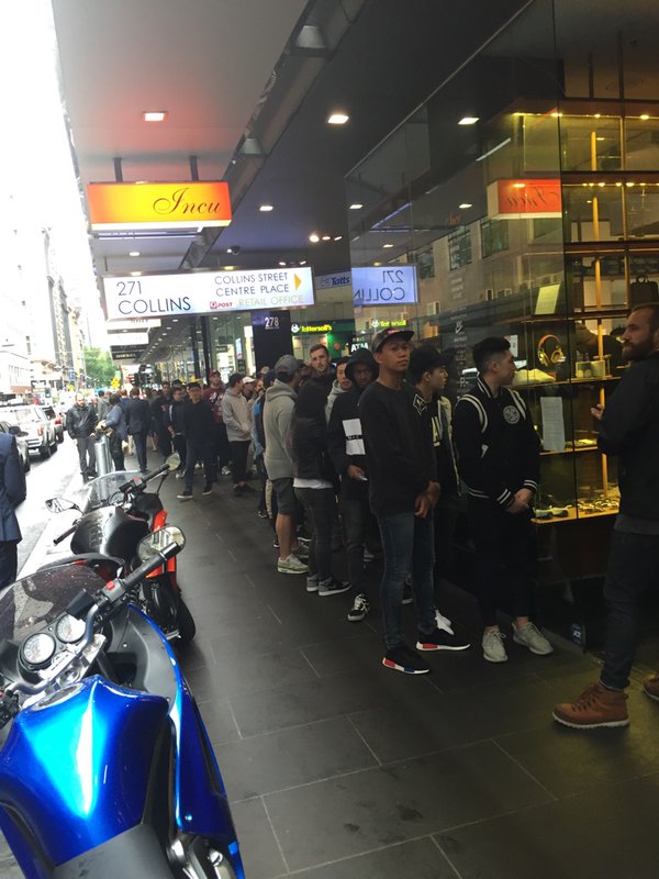 首度曝光！肯伊威斯特穿著新款 Yeezy 350 Boost 現身！