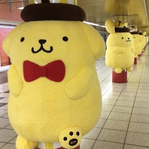 新宿站出現一排「布丁狗」大玩偶　11 種可愛表情任你抱！
