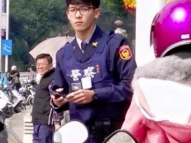 士林年輕警察太帥氣 女網友說被開單也願意?!