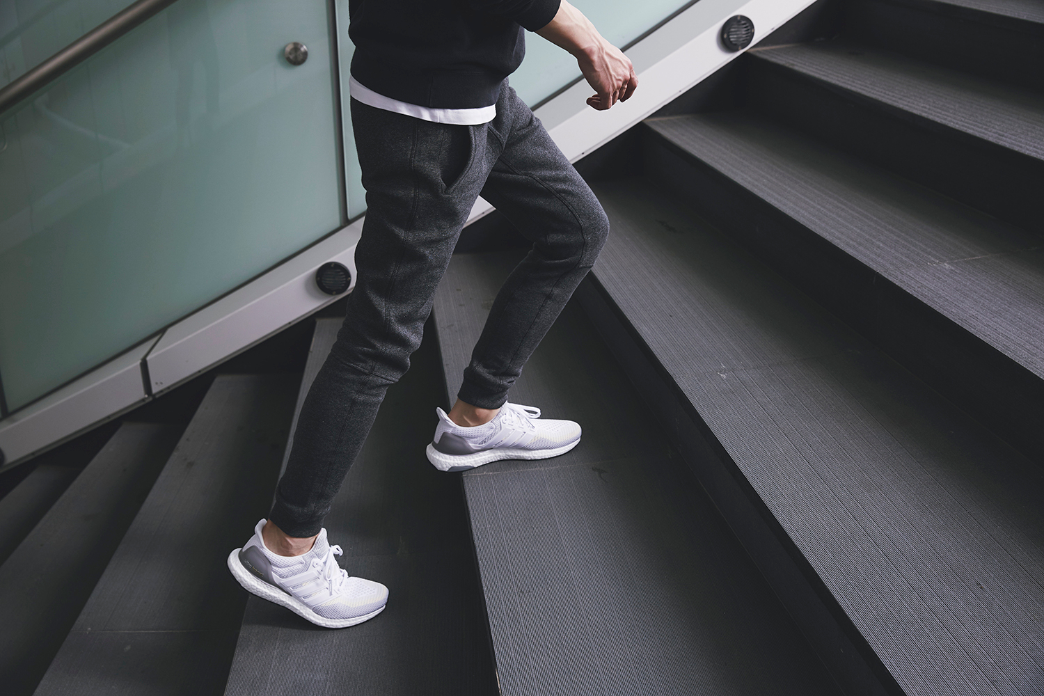 貝克漢、肯伊威斯特兩大家族都穿它!adidas Ultra Boost 黑白神鞋準備開搶