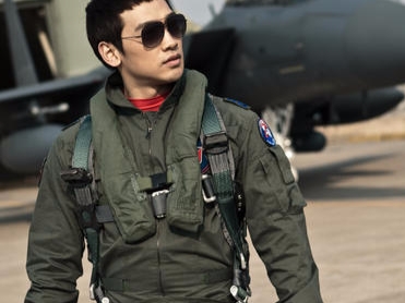 佛要衣裝，人要「軍」裝！4位男星用軍裝制服告訴你，軍服無極限魅力擋都擋不住！