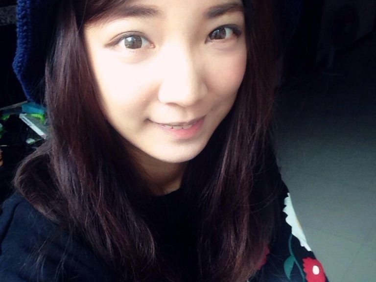 真人版樹懶！大眼 V 字臉正妹模仿《動物方城市》樹懶　網友：美到讓人岔氣