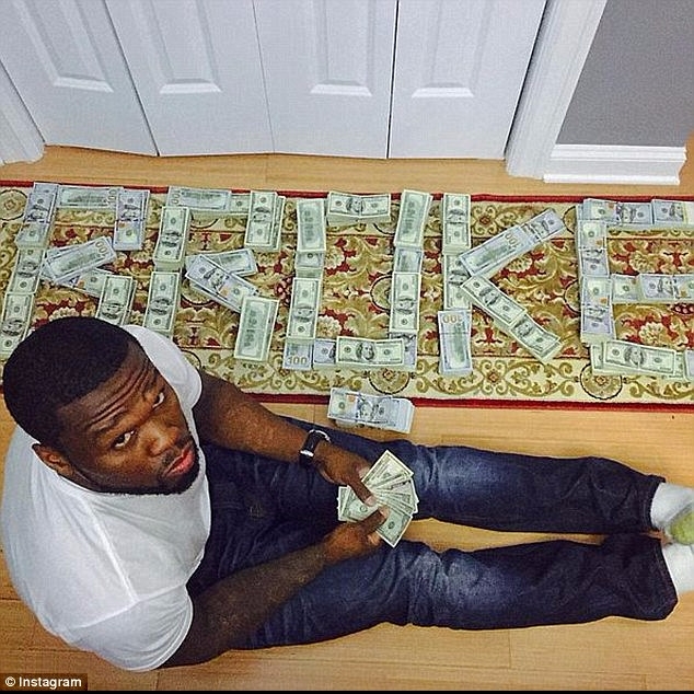 申請破產卻照樣疊鈔票炫富　50 Cent 法庭上轉彎：照片都是假的啦！