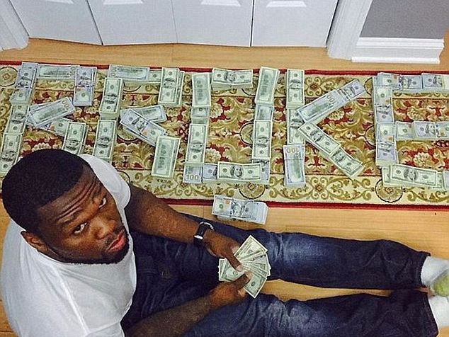 申請破產卻照樣疊鈔票炫富　50 Cent 法庭上轉彎：照片都是假的啦！