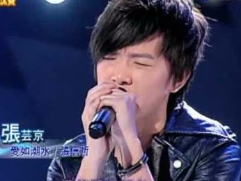 還記得當時笑稱穿上裙子「像人妖」的帥氣張芸京嗎？今天她變的讓網友直呼「美的不像話」