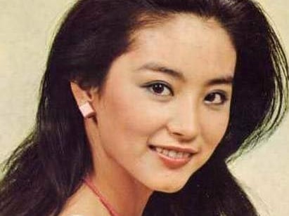 快去爸媽衣櫃尋寶去！這些90年代的「瞎趴配件」又流行回來了