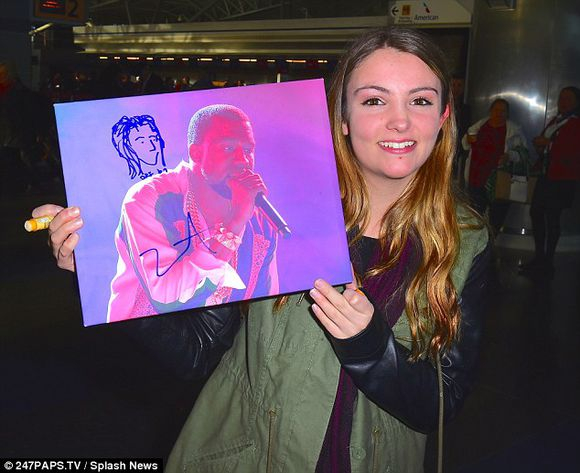 肯伊威斯特對粉絲其實很溫柔　他為等候已久的女孩親筆簽下...