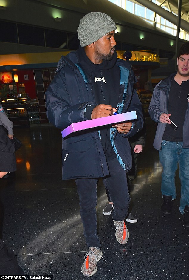 肯伊威斯特對粉絲其實很溫柔　他為等候已久的女孩親筆簽下...