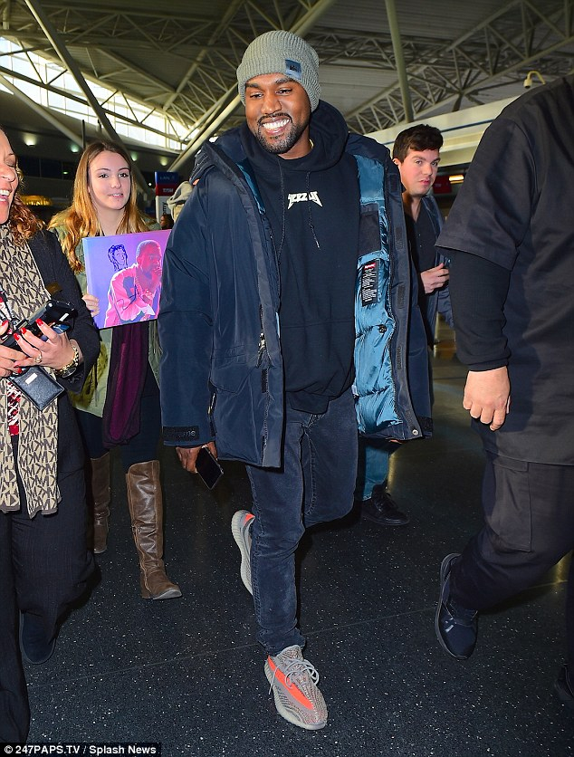 肯伊威斯特對粉絲其實很溫柔　他為等候已久的女孩親筆簽下...