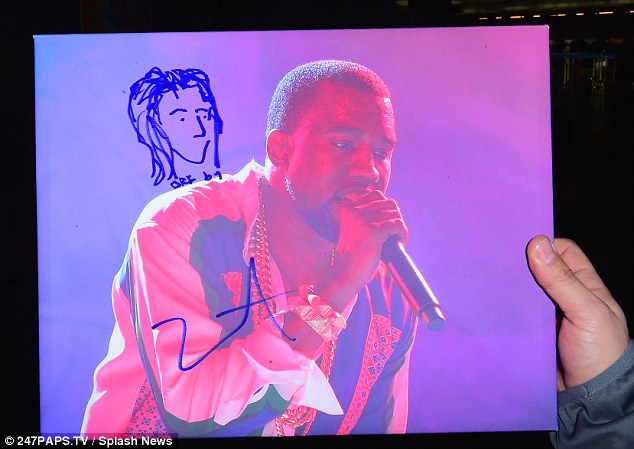 肯伊威斯特對粉絲其實很溫柔　他為等候已久的女孩親筆簽下...