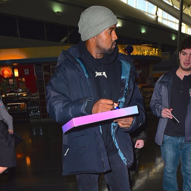 肯伊威斯特對粉絲其實很溫柔　他為等候已久的女孩親筆簽下...