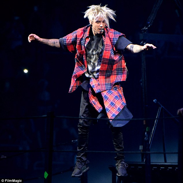 小賈斯汀演唱會火辣熱舞　女舞者直接跳上身超誘惑！