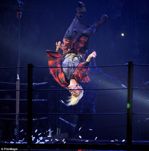 小賈斯汀演唱會火辣熱舞　女舞者直接跳上身超誘惑！