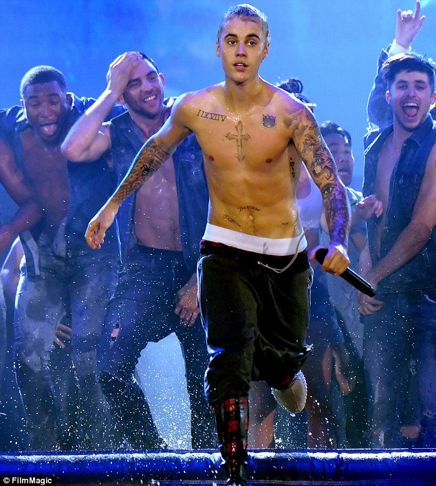 小賈斯汀演唱會火辣熱舞　女舞者直接跳上身超誘惑！