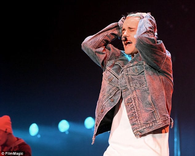 小賈斯汀演唱會火辣熱舞　女舞者直接跳上身超誘惑！