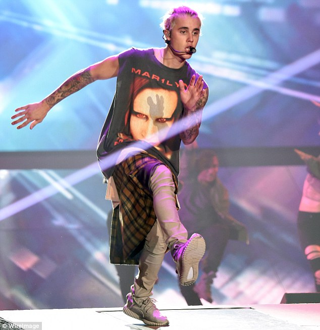 小賈斯汀演唱會火辣熱舞　女舞者直接跳上身超誘惑！