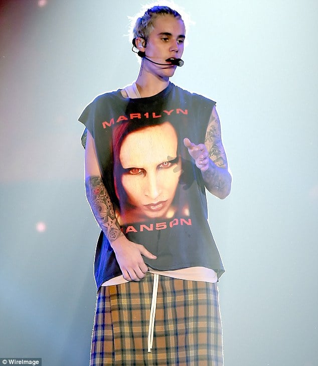 小賈斯汀演唱會火辣熱舞　女舞者直接跳上身超誘惑！