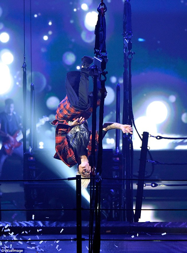 小賈斯汀演唱會火辣熱舞　女舞者直接跳上身超誘惑！