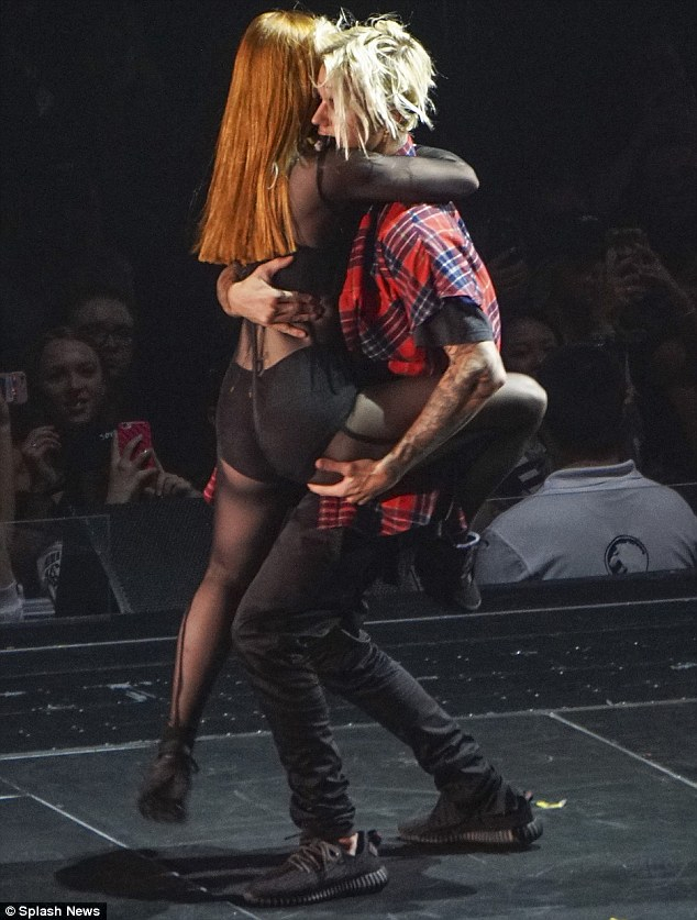 小賈斯汀演唱會火辣熱舞　女舞者直接跳上身超誘惑！