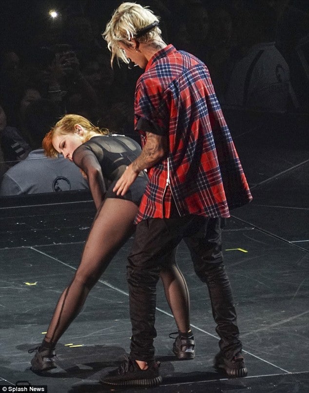 小賈斯汀演唱會火辣熱舞　女舞者直接跳上身超誘惑！