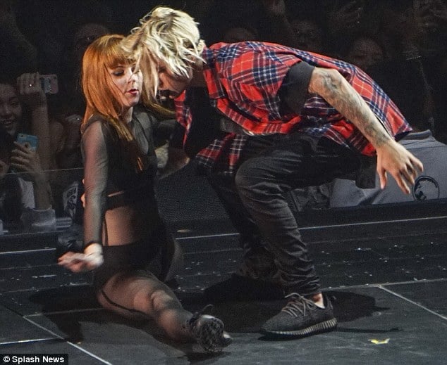 小賈斯汀演唱會火辣熱舞　女舞者直接跳上身超誘惑！