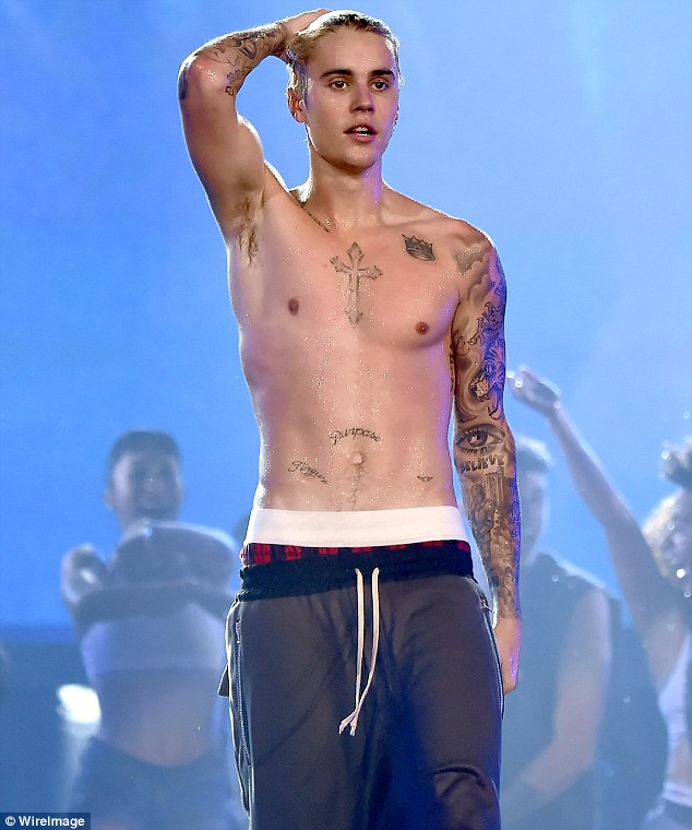 小賈斯汀演唱會火辣熱舞　女舞者直接跳上身超誘惑！