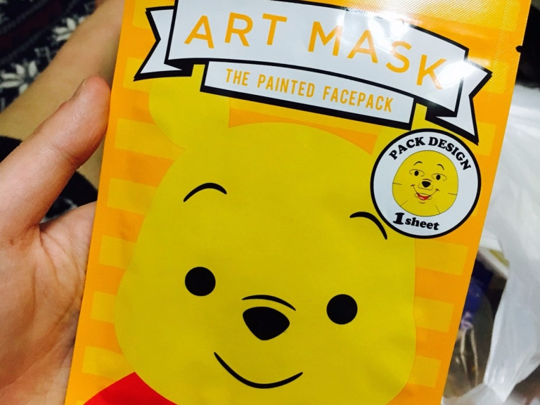 買了萌萌噠的「小熊維尼面膜」　結果敷起來簡直像是驚悚片...