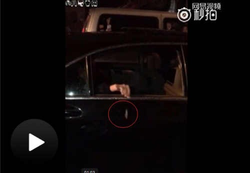 T.O.P 將菸頭丟出車窗外 迷妹大喊「歐巴莎朗嘿唷」