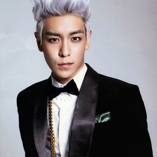 T.O.P 將菸頭丟出車窗外　迷妹大喊「歐巴莎朗嘿唷」