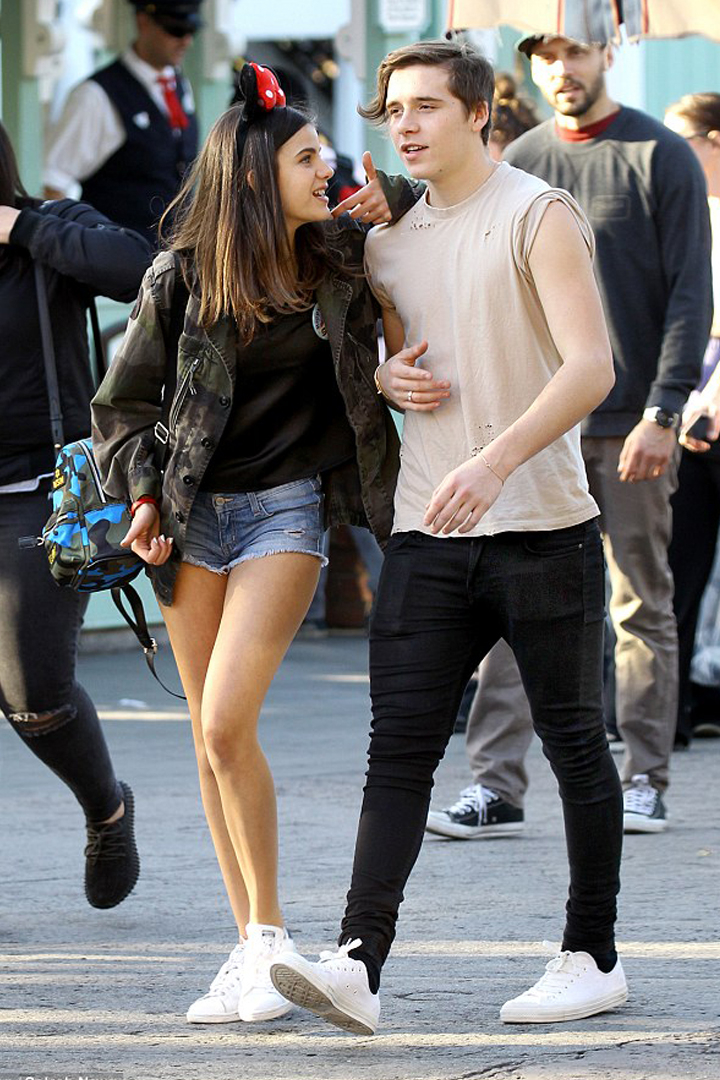 與 Brooklyn Beckham 同遊迪士尼,緋聞女友 Sonia 穿搭獲網民大讚!