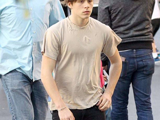 與 Brooklyn Beckham 同遊迪士尼，緋聞女友 Sonia 穿搭獲網民大讚！