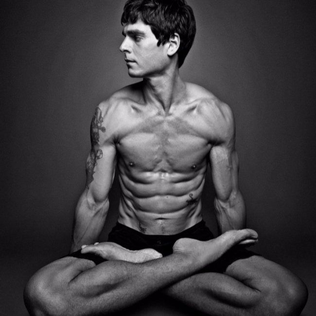 【攝影特輯】瑜珈運動中的男性身體　欣賞強悍的肌肉曲線！