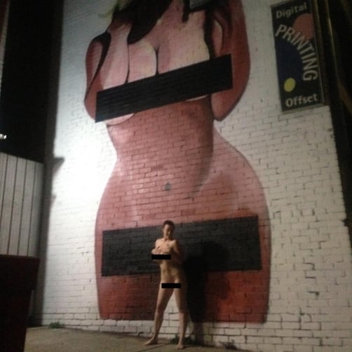 金卡達夏裸露自拍變成街頭塗鴉　竟有女子裸體跑去朝聖合影！