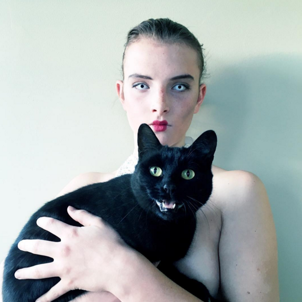 國外網友爭論:這張照片中實際上到底有幾個女孩?