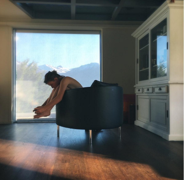 國外網友爭論:這張照片中實際上到底有幾個女孩?