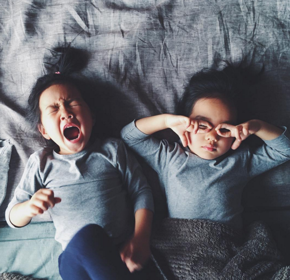 國外網友爭論:這張照片中實際上到底有幾個女孩?