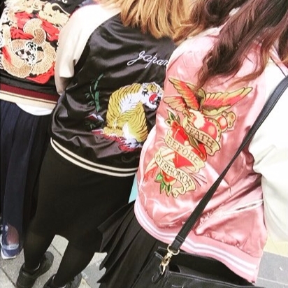 街拍出現率最高的人氣單品？韓國與日本的「刺繡外套」穿搭大不同！