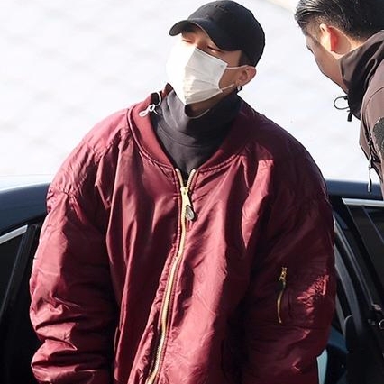 新時尚？G-Dragon 穿著超肥大外套現身機場！