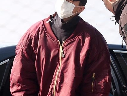 新時尚？G-Dragon 穿著超肥大外套現身機場！