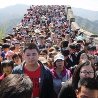 人群恐慌症慎入！網友搜出「理想 VS. 現實」旅遊照大對比　中國萬里長城根本是被人群推著走？