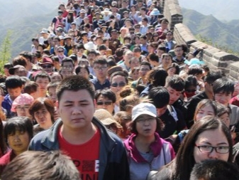 人群恐慌症慎入！網友搜出「理想 VS. 現實」旅遊照大對比　中國萬里長城根本是被人群推著走？