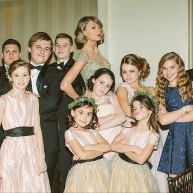 泰勒絲參加好友婚禮合照曝光　近 180 身高只能站在後排...