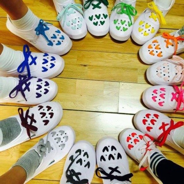 原來「洞洞鞋」也可以那麼可愛　韓國正流行的便宜懶人鞋搭配！
