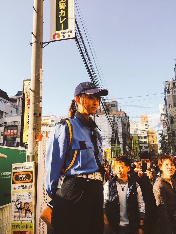 還以為是 Cosplay!值勤中的正牌「警備員」女孩 太可愛引起男性圍拍!