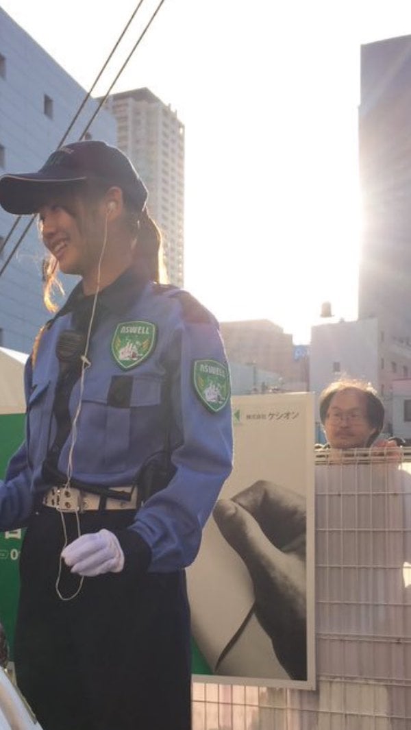 還以為是 Cosplay!值勤中的正牌「警備員」女孩 太可愛引起男性圍拍!