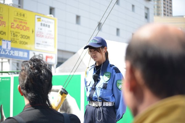 還以為是 Cosplay!值勤中的正牌「警備員」女孩 太可愛引起男性圍拍!